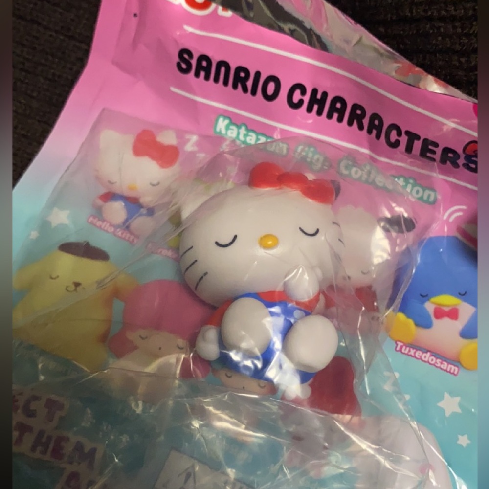 Hello kitty sleeping 🎀 - Picture 2 of 2